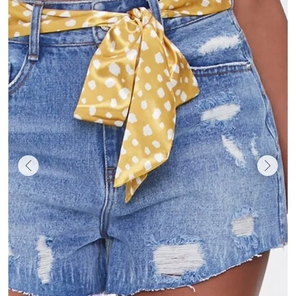 SPOTTED Belt Denim Shorts - Picture 3 of 5